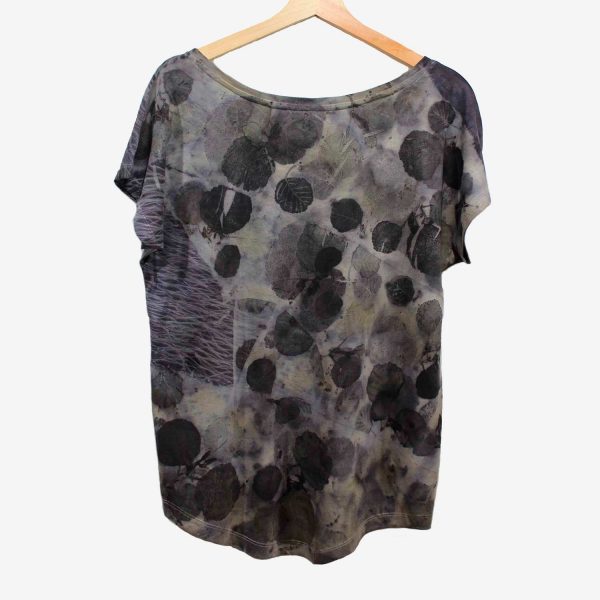 camiseta-mujer-wul-ecoprint-algodonorganico-tintesnaturales-ropavegana-ecoimpresion-camisetasecoprint-estampacionbotanica-UMA002M