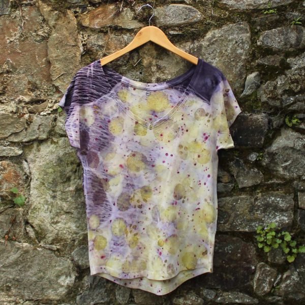 camisetamujer-wul-ecoprint-algodonorganico-tintesnaturales-ropavegana-ecoimpresion-camisetasecoprint-estampacionbotanica-UMA005S