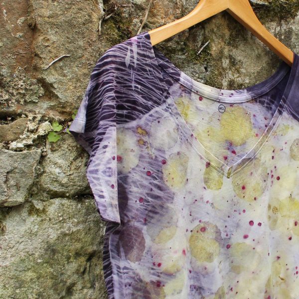 camisetamujer-wul-ecoprint-algodonorganico-tintesnaturales-ropavegana-ecoimpresion-camisetasecoprint-estampacionbotanica-UMA005S